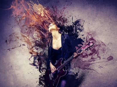 femme qui joue de la guitare