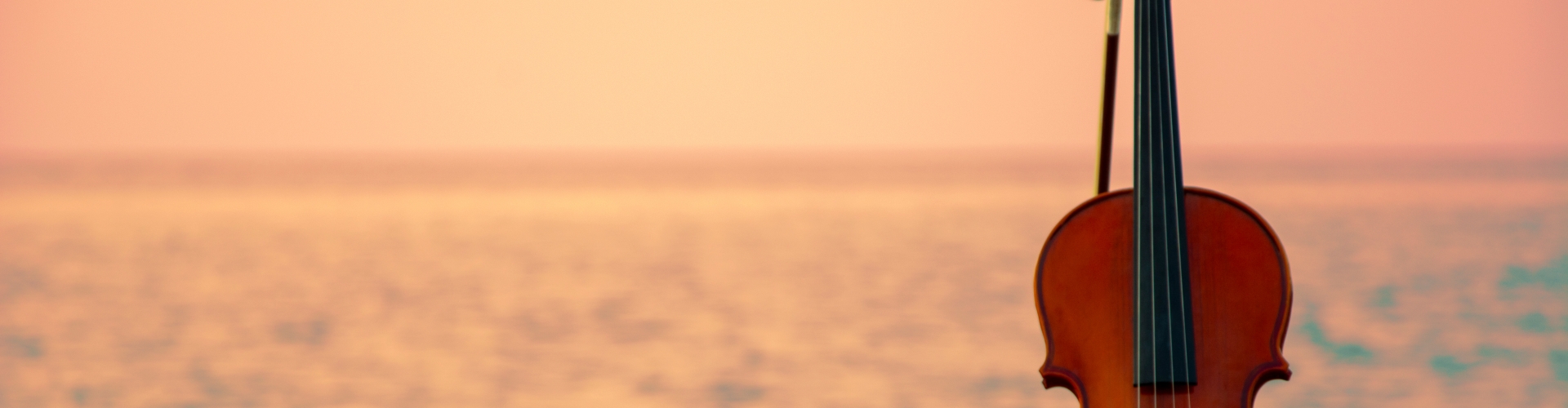 un violon sur une plage
