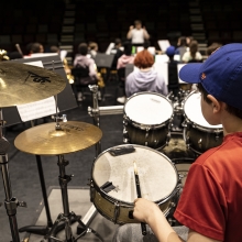 élèves sur le plateau de l'auditorium