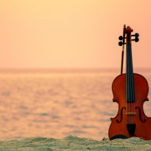 un violon sur une plage